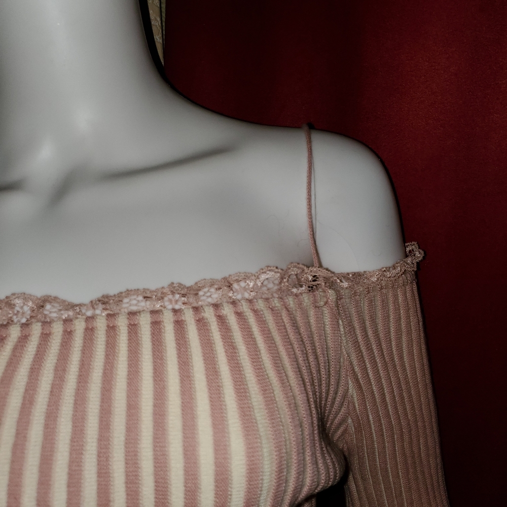 Blush & Cream coldshoulder top - Picture 2 of 4
